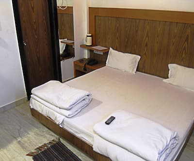 https://imgcld.yatra.com/ytimages/image/upload/t_hotel_yatra_city_desktop/v1454635364/Domestic Hotels/Hotels_Bhopal/Hotel Maharaja Regency/SDC13610.jpg